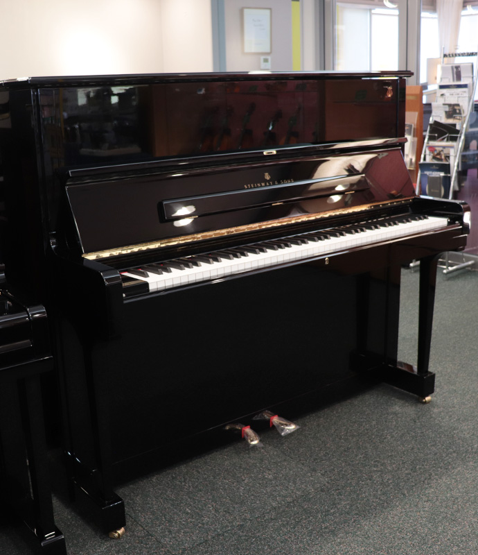 Steinway & Sons アップライトピアノ V-125