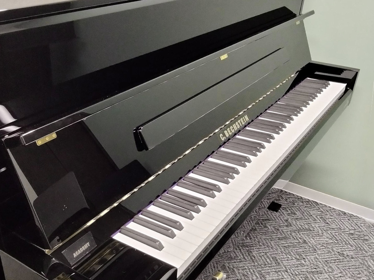 MUSIC ONE宮地楽器本店　ベヒシュタインアップライトピアノレッスンルーム